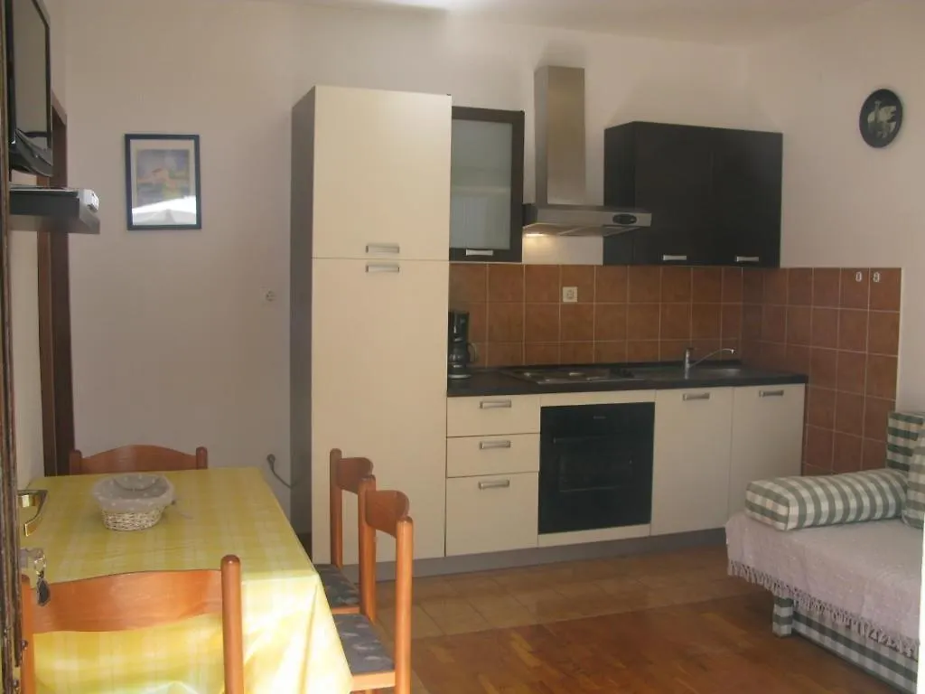 Apartments Pende 3122 Banjol 3*,  Chorvatsko