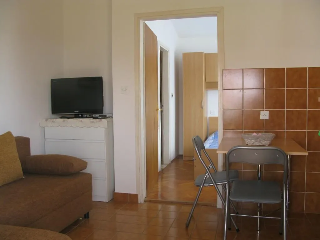 Apartments Pende 3122 Banjol 3*,